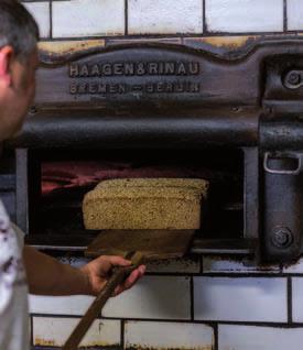 Jens Mühlau, der»grubenbäcker«, backt noch immer im alten Ofen von 1899. Vanillekipferl müssen sein. Und bunte Plätzchen aus Mürbeteig sowieso. Weihnachten ohne selbst gemachtes Gebäck undenkbar!