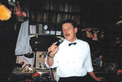 QueensPub seine ersten Gehversuche als DJ. Ende der 1970er JahretraterimLippstädter Village die Nachfolge von Kuddel an, der ihm zuletzt noch alles Wichtige beigebracht hatte.