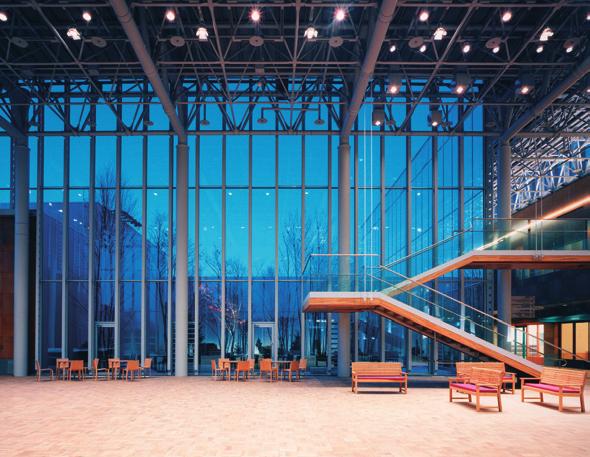 ALCOA SERIE AA 100 Der Bahnhof von Yamagata in Japan vereint in seiner Architektur die Modernität des 21. Jahrhunderts mit japanischer Ästhetik.