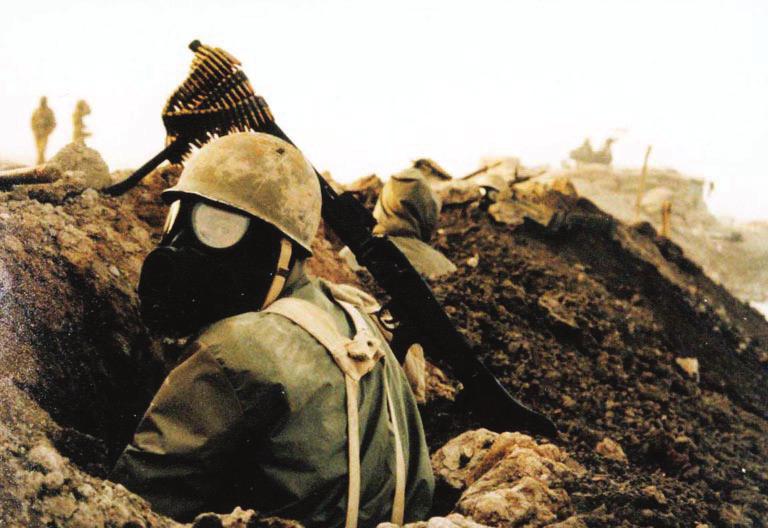 Ein Soldatenschicksal? Iranischer Soldat mit Schutzmaske im Iran-Irak-Krieg Ich ertrug mehr Mühsal, war häufiger im Gefängnis, wurde mehr geschlagen, war oft in Todesgefahr.