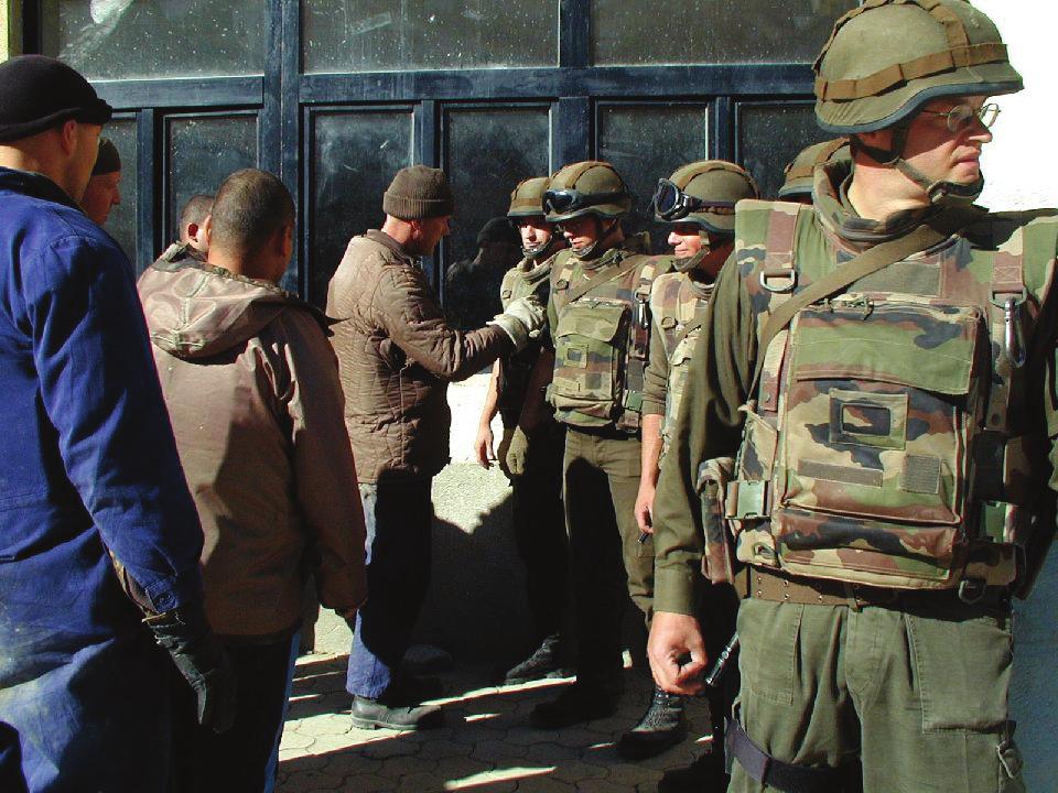Peacekeeping Österreichische Soldaten beruhigen erhitzte Gemüter (Kosovo).