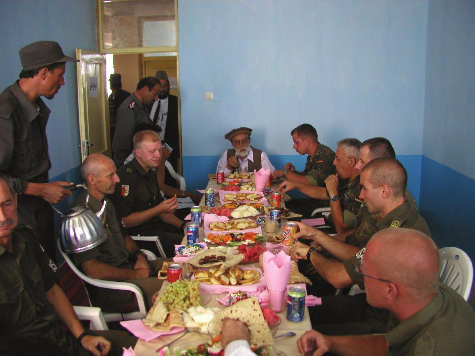 Kulturen und Religionen Eingeladen bei einem afghanischen Gastgeber während des ISAF-Einsatzes österreichischer Soldaten. Foto: Bundesheer «Alles ist erlaubt» - aber nicht alles nützt.