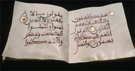 Beschreibung: Was ist der Quran? Musli me glauben, dass der Qur an die letzte Offenbaru ng Gottes ist.