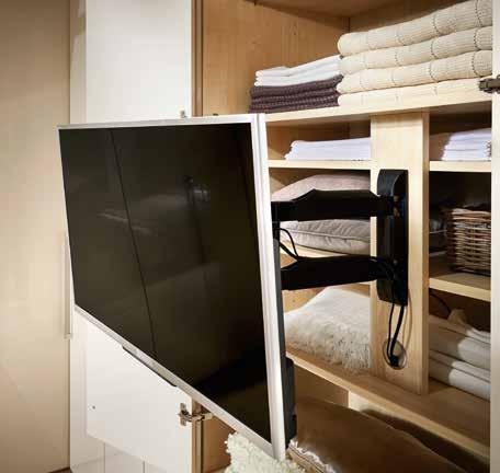 den Schranktüren verstauen lässt. 5 Pivot-mounted TV unit can be discretely stored behind the wardrobe doors.