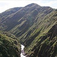 Am Vormittag verlassen Sie den Regenwald in Richtung Gebirge und fahren durch den Pastaza Canyon mit seinen beeindruckenden Schluchten und Wasserfällen.