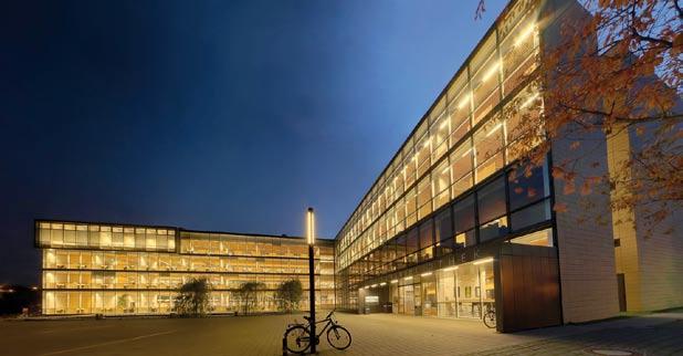 Die Universität Rostock betreibt seit acht Jahren eine oberflächennahe Geothermieanlage zur prozentualen Deckung des Wärme- und Kältebedarfs der Universitätsbibliothek mit einer Gesamtfläche von 12.
