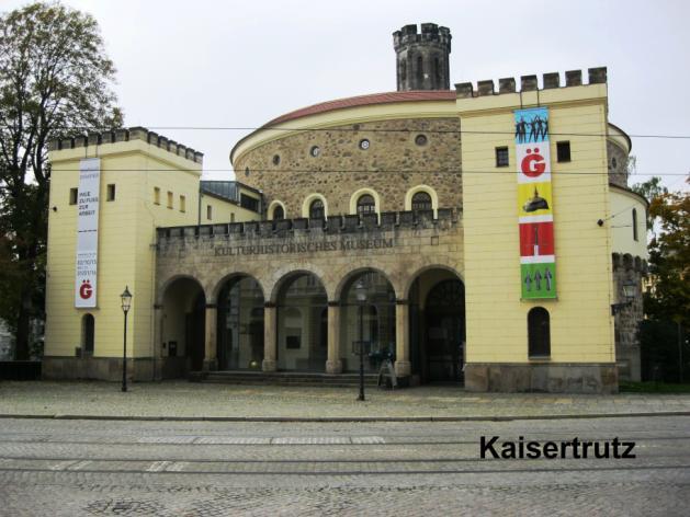 Auf dem Platz befindet sich auch das Gerhart-Hauptmann-Theater Görlitz-Zittau, das wegen seines prachtvollen Innenraums auch Kleine Semperoper genannt wird.