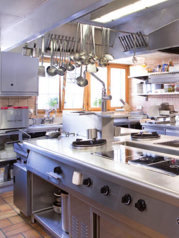 Arbeitsmittelpunkt in der «Freihof»-Küche ist und bleibt die multifunktionale Herdanlage, welche über flächendeckende Induktionskochfelder und über Gaskochstellen mit Wok-Aufsatz verfügt.