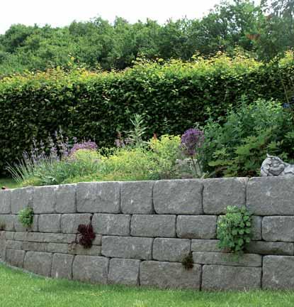 Besonders aber im privaten Bereich kann man mit Stauden und Kletterpflanzen in Verbindung mit Mauern ganz besondere Situationen schaffen, die schnell zum Highlight des Gartens werden.