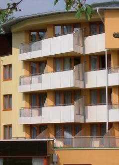 Dank der Dekorvielfalt kann die Balkonverkleidung farblich auf der Fassadengestaltung abgestimmt werden. Problemlos ist der Einsatz von Krono Plan-Platten als Sicht- oder Windschutz.