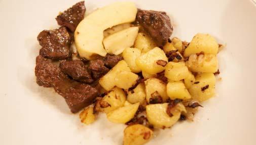 Hauptgericht: Hühnerleber mit Kartoffelsterz und Apfelspalten von Kathrin Koca Für die Hühnerleber: 200 g Hühnerleber 3 EL Butter 4 cl trockener Sherry 150 ml Rinderfond 3 EL doppelgriffiges Mehl 1