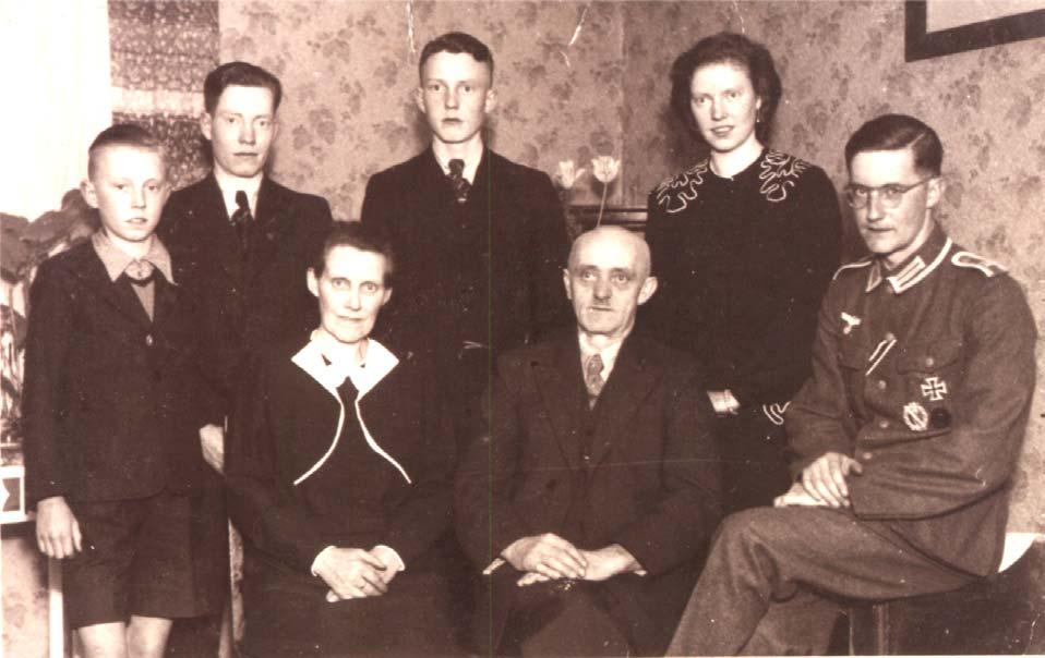 Im Vordergrund die Eltern: Franz Josef Bause und Anna Bause geb. Wälter, im Hintergrund die Geschwister: Josef, Heinrich, Hans und Elisabeth, rechts: P. Aloys Bause.