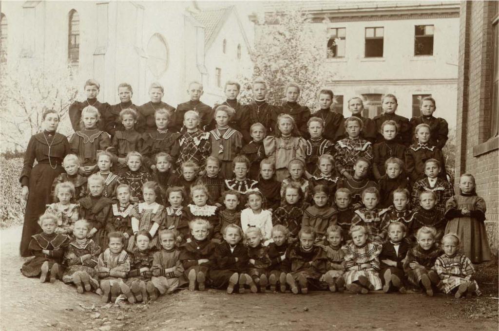 Volksschule Müschede, die Mädchen der Geburtsjahrgänge 1893 bis 1902. In der oberen Reihe der Schulentlassungsjahrgang der heute 100 bzw. 99-jährigen. 1. Reihe von oben (von links): Therese (Änne) Schulte-Weber / Änne Rettler / Maria Huberta Pape / Therese Känzler, Kronenstr.