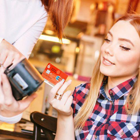 PoS-Terminals für girocard kontaktlos ausstatten Händler, die an ihren Kassen NFC-fähige PoS-Terminals einsetzen, stellen sich innovativ für den Zahlungsverkehr der Zukunft auf.
