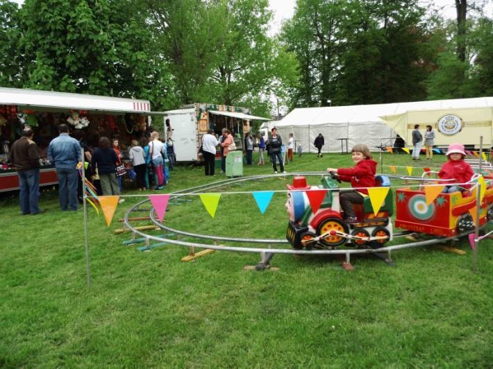 Zum ersten Mal sorgten dieses Jahr die Pomßener Dorfmeisterschaften im Galgenkegeln für zusätzliche Abwechslung auf dem Festplatz.