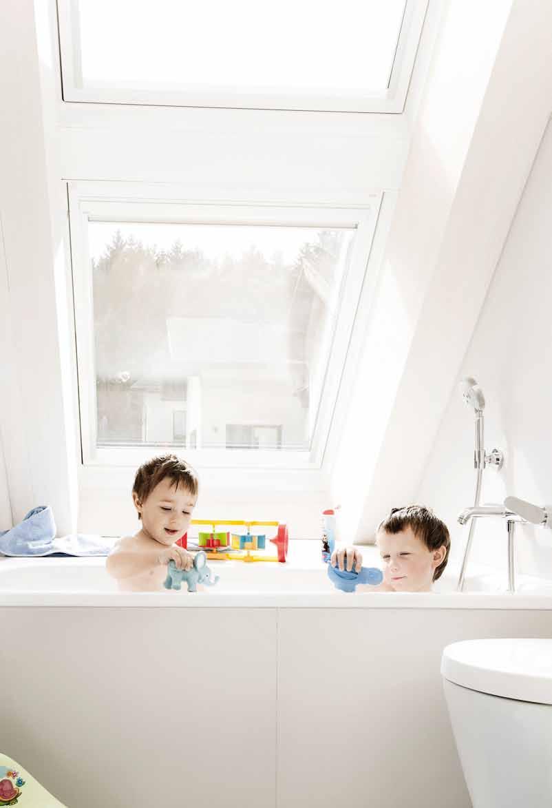 VELUX Dachfenster Badezimmer Nehmen Sie ein Bad im Tageslicht Im Bad beginnt der Tag, ob mit einer erfrischenden Dusche zum Aufwachen, beim Schminken oder Rasieren.