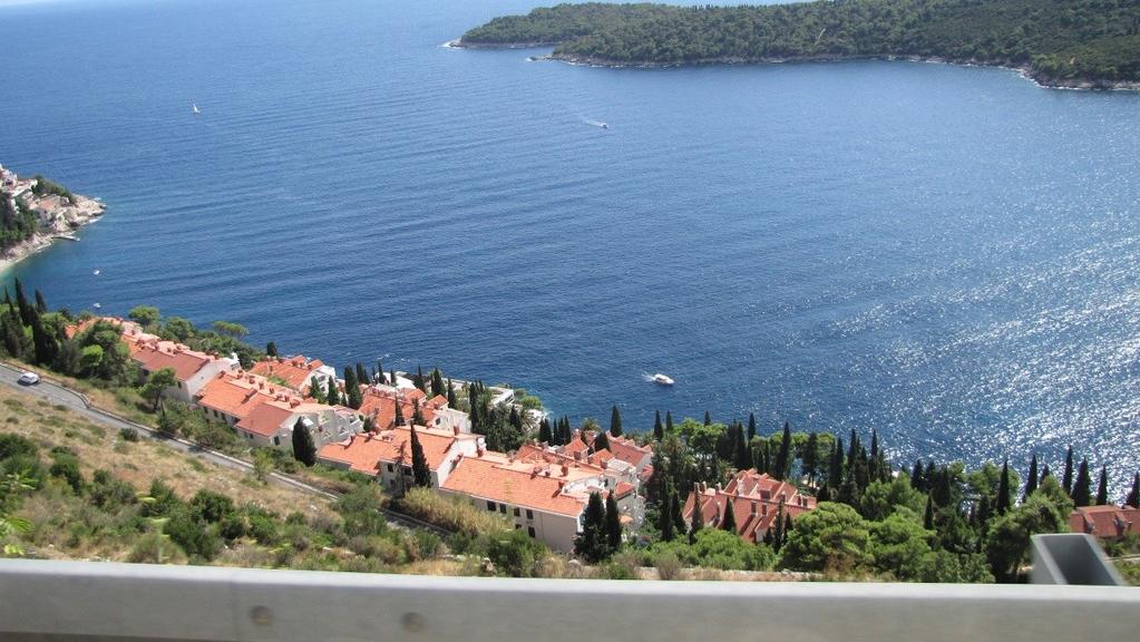 vor uns. Noch ein Blick auf die Villen von Dubrovnik.