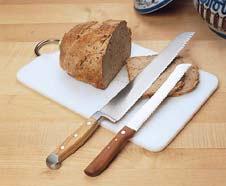 Das Brotmesser von Güde mit langer Klinge und gut ausgeprägtem Kropf überzeugte im Test. Rechts daneben das Windmühlen -Messer von Herder.