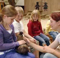 Die Kinder erleben den Bauernhof hautnah: Vom Pflanzen über das Pflegen und Wachsen bis zum Ernten des Gemüses, oder von der Geburt bis