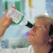 Augenspülflaschen Eyewash bottles DIN EN 15154-4:2009 Ideal zur Verwendung an der Gefahrenstelle Anwendungsgebiete: Ausspülen von Fremdkörpern wie z.b. Staub, Schmutz, Splitter u.ä.