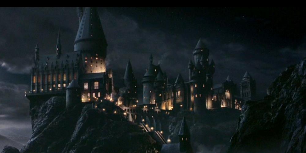 Analyse der Harry Potter Filme in Hinblick auf die Genre Coming-of-Age und Fantasy 32 Abbildung 9: Hogwarts bei Nacht 148 In ihrem ersten Jahr werden die Schüler von Hogwarts in einer