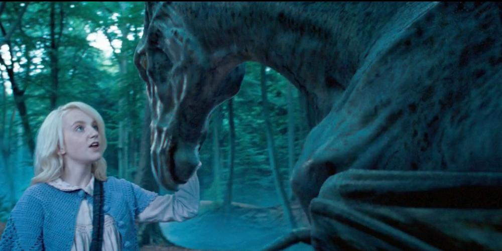 Analyse der Harry Potter Filme in Hinblick auf die Genre Coming-of-Age und Fantasy 43 Abbildung 15: Luna Lovegood mit einem Thestral 201 In einer besonders brenzlichen Situation nutzen Harry und