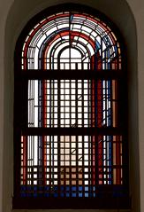 Ein altes Holzfenster, das 1997 aus der Westfassade der