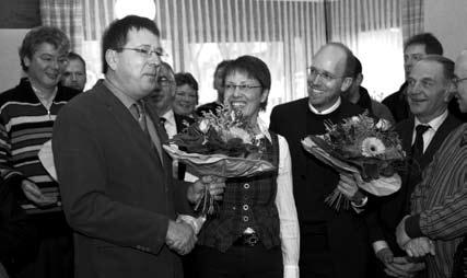 Zum Auftakt des Neujahrsempfangs sang der Kirchenchor (Foto oben), anschließend bedankte sich Ludger Kreienkamp mit Blumen bei haupt- und ehrenamtlichen Mitarbeitern der Gemeinde (links).