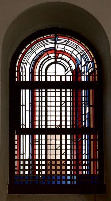 68 Von Gemeindemitgliedern gestiftet Die auf die Kirchenarchitektur abgestimmten Fenster aus der Südwand des Kirchenschiffes