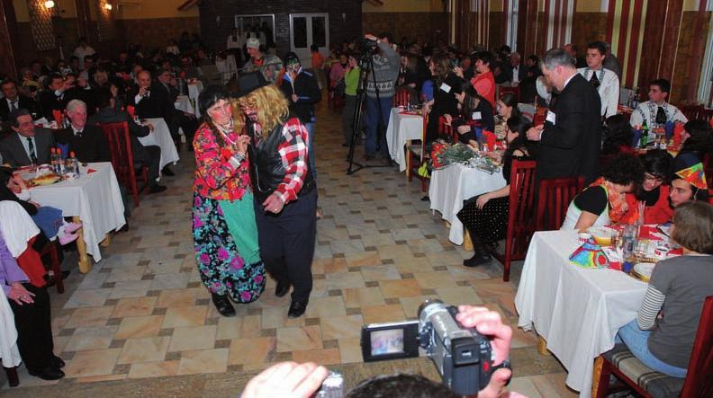 aus der alten heimat Fasching in Zeiden 270 Gäste kamen im Februar in den Măgura-Saal zu einer gut organisierten und stimmungsvollen Faschingsfeier.