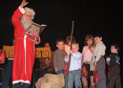 Der frühere Regionalnachbarvater Johannes Gross kam mit einem roten Mantel, einem großen Rauschebart und einem goldenen Buch in der Hand, um den Kindern eine Geschichte zu erzählen und ihre Fragen zu