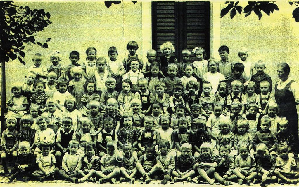 eis der zäöedner trun Vor 70 Jahren im Kindergarten Sechs Reihen sächsischer Kinder im deutschen Kindergarten in Zeiden - lang, lang ist es her.