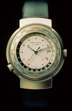 1993 Porsche Design-Reiseuhr Die Uhr wurde 1993 speziell für Reisende entwickelt, die die Zeit an verschiedenen Orten der Welt immer im Blick haben wollen.