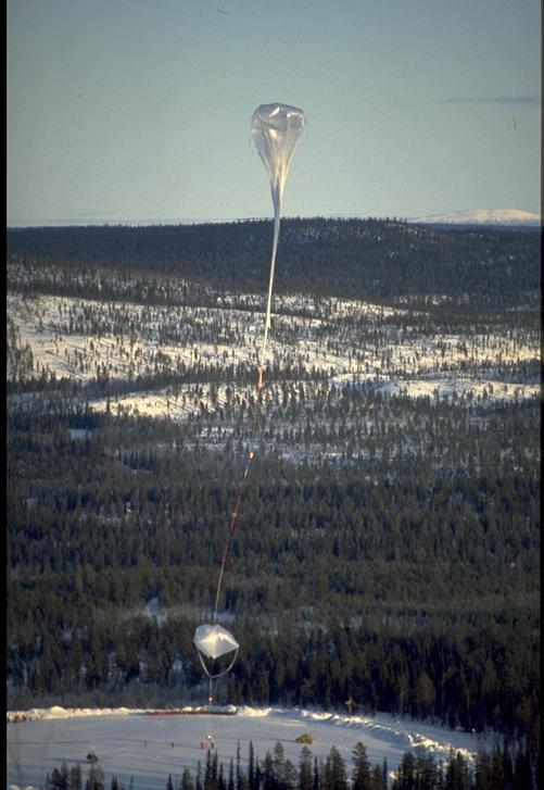 STRATOSPHÄREN- BALLONS Der Start: der Ballon ist nur zu einem kleinen Teil mit Gas gefüllt.