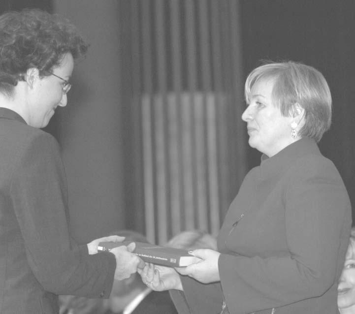 Im Rahmen der Verleihung des Jacob-Grimm-Preises im Oktober 2002 in Kassel hat die Autorin der Preisträgerin, Ludmila Putina ein Exemplar der Arbeit überreicht (s. Foto). Rezension: D.