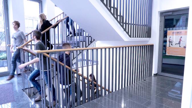 Stairtalk+ Stairtalk+ macht das Treppenhaus zu einem Ort der Bewegung und Begegnung und verankert das Thema Gesundheit in der Unternehmenskultur.