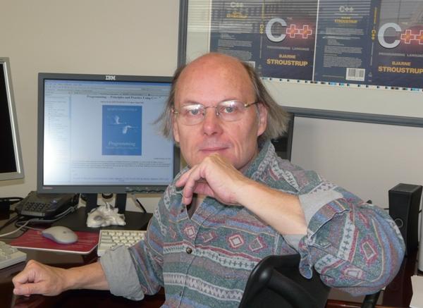 4/38 Der Anfang Bjarne Stroustrup programmierte während seiner Dokotorarbeit in der Sprache Simula 67 04/1979 arbeitete Stroustrup an der Frage inwieweit man den Unix Kernel über das Netzwerk