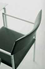 Carrée 397 Vierbein-Stuhl. Armlehnen durchgehend. Sitz und Rücken Kunststoff mit aufgelegtem Polsterkissen. Rundrohr- Gestell verchromt.