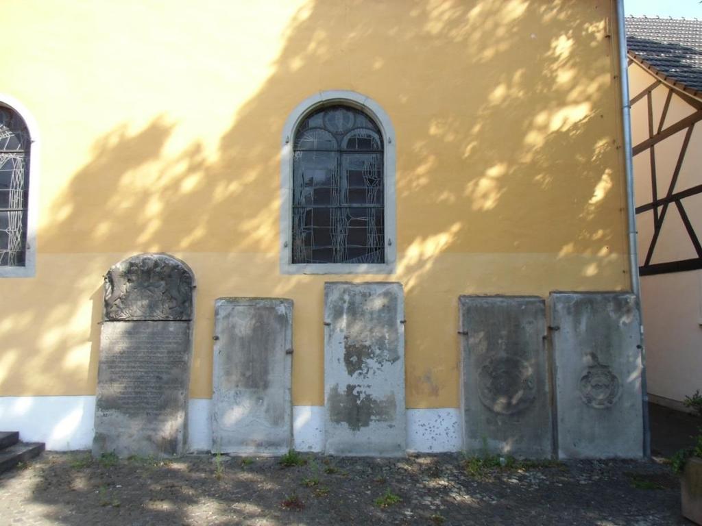 Abbildung 9: Grabsteine an der Südwand der