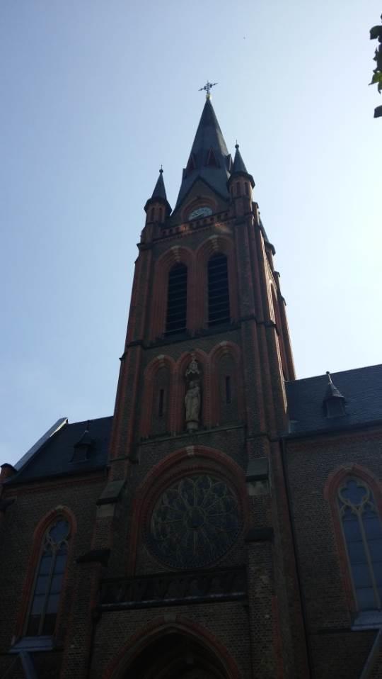 Standort 6: St. Josef-Kirche (Fuhrmann) Die in Beuel gelegene Josef-Kirche wurde im Jahre 1880 gebaut. Bis zu diesem Zeitpunkt besaß Beuel keine eigene Kirche und gehörte zur Gemeinde St.