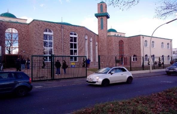 Vergleich zu diversen anderen Moscheestandorten, handelt es sich bei dieser Einrichtung um eine freie Moschee ohne jeglichen dahinter stehenden Dachverband.