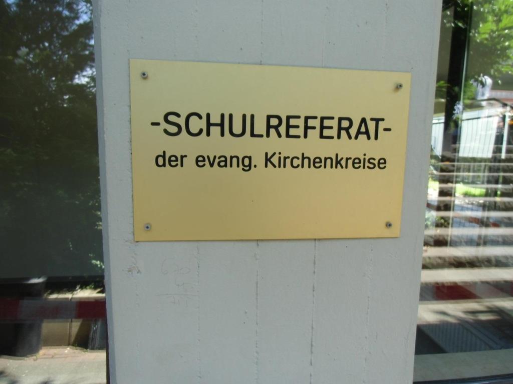 Abbildung 43: Hinweis auf den Sitz des Schulreferats der Bonner Evangelischen Kirchenkreise im Haus der Evangelischen Kirche. Eigene Aufnahme.
