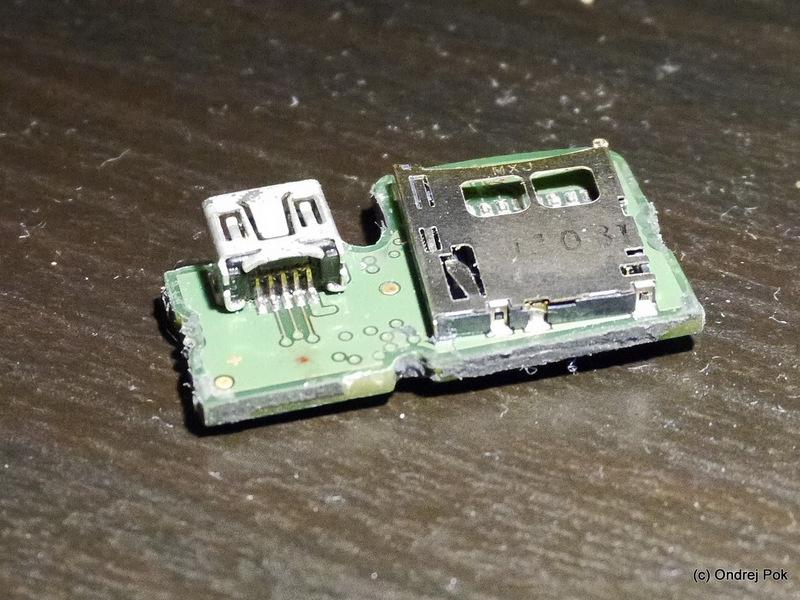 dem USB-Anschluss und SD-Karte aus der unteren Hälfte des Gehäuses entfernt Im nächsten Schritt