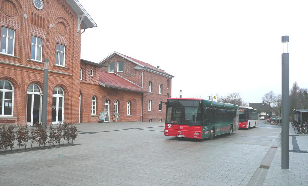 C-94 Abb. C-7: Am Bahnhofsvorplatz Kirchweyhe wurde die Bushaltestelle zentral vor dem frisch sanierten Empfangsgebäude positioniert.