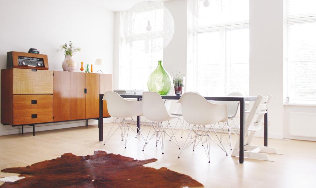 Stilmix Möbel aus unterschiedlichen Epochen können vor einem cleanen Hintergrund