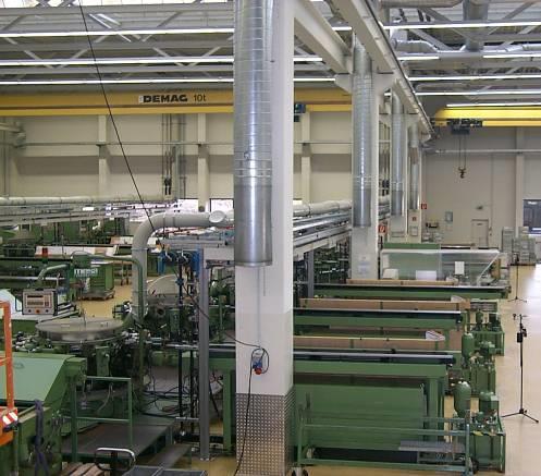 Abstimmung von Maschinenabsaugung und RLT-Anlage Optimale Luftführung Durch die Maschinenthermik zur Decke strebende Kühlschmierstoffemissionen werden aus dem