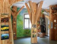 Die kleine Ausstellung im Bahnhof lädt dazu ein, in die eindrucksvolle und erholsame Welt der Wälder, Wiesen und kleinen Ortschaften einzutauchen.
