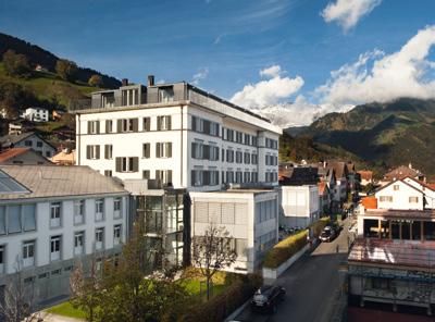 Lage und Anfahrt. Die Klinik liegt in Seewis. Einem beschaulichen Dorf im Prättigau / GR, das wegen seiner exzellenten Sonnen- und mittleren Höhenlage von 950 m ü. M. als bevorzugter Luftkurort gilt.