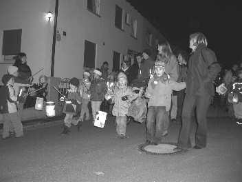 Anschließend durften die aufgeregten Kinder endlich mit Ihrer Laterne gehen und wurden von dem Hohenstädter Posaunenchor und der freiwillige Feuerwehr begleitet.