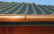 EXTRAS FÜR SATTELDÄCHER 1 Rechteckige Bitumenschindeln in Rot, Grün, Anthrazit oder Braun, als langlebiger Dachbelag auf abgebretterten Satteldächern.